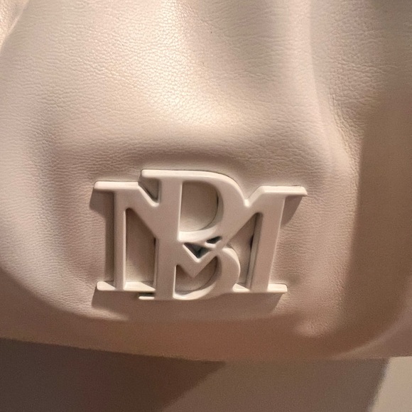 Badgley Mischka. Clutch  purse w/White Chain Strap Women's Bag - Picture 3 of 6